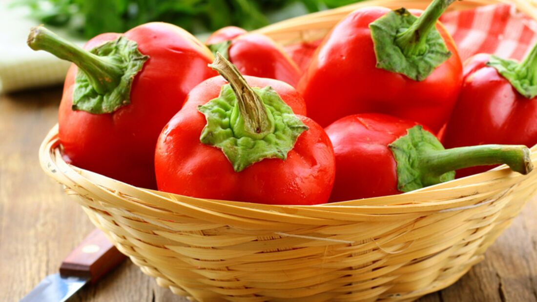 1 rote Paprika (150 Gramm) enthält ganze 4,4 Milligramm Vitamin und deckt damit fast die Hälfte Ihres Tagesbedarfs