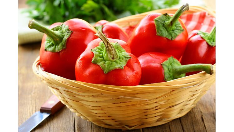 1 rote Paprika (150 Gramm) enthält ganze 4,4 Milligramm Vitamin und deckt damit fast die Hälfte Ihres Tagesbedarfs