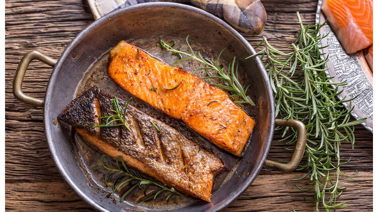 100 Gramm Lachs enthalten 16,3 Mikrogramm Vitamin D
