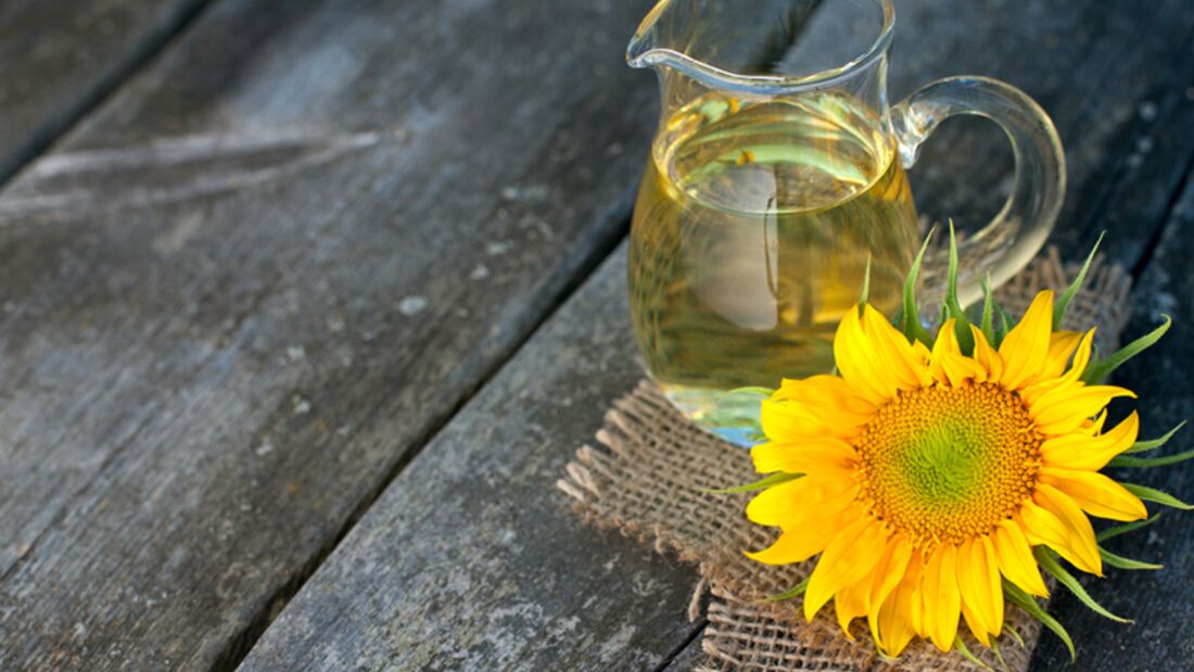 100 Gramm Sonnenblumenöl enthalten rekordverdächtige 63 Milligramm Milligramm Vitamin E. Ein Esslöffel liefert ganze 7,6 Milligramm des Vitamins