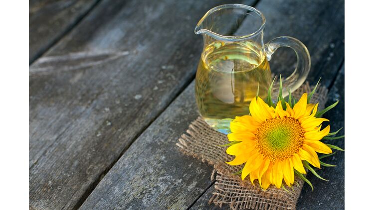 100 Gramm Sonnenblumenöl enthalten rekordverdächtige 63 Milligramm Milligramm Vitamin E. Ein Esslöffel liefert ganze 7,6 Milligramm des Vitamins