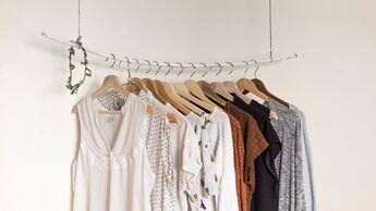 7 Kleidungsstücke, die Sie sofort aussortieren können