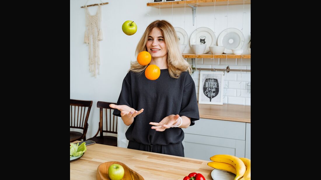 A,Wonderful,Girl,Juggles,Fruit,In,A,Bright,Kitchen.,Charming