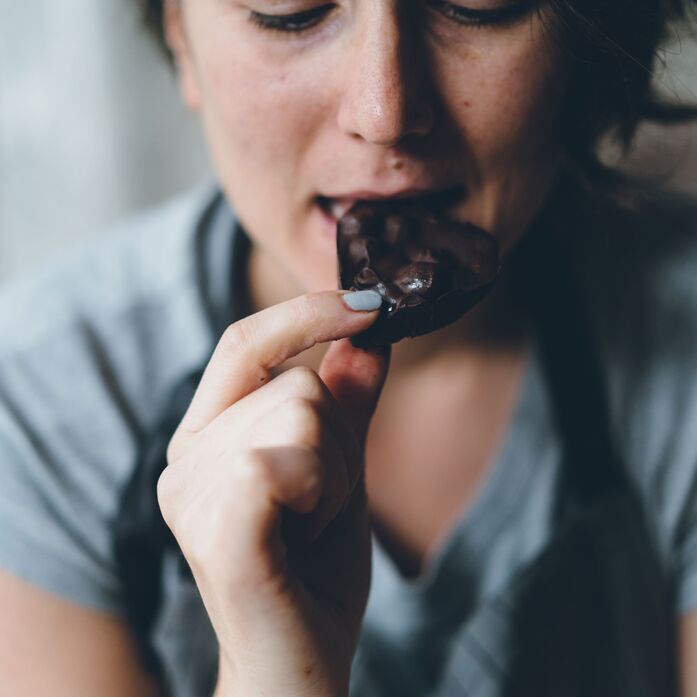 Besonders dunkle Schokolade kannst du ohne schlechtes Gewissen genießen