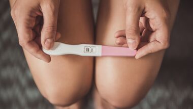 Bist du vielleicht schwanger? Manchmal führen die Schwangerschaftstests zur Verwirrung, wir klären dich auf. 
