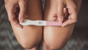 Bist du vielleicht schwanger? Manchmal führen die Schwangerschaftstests zur Verwirrung, wir klären dich auf. 