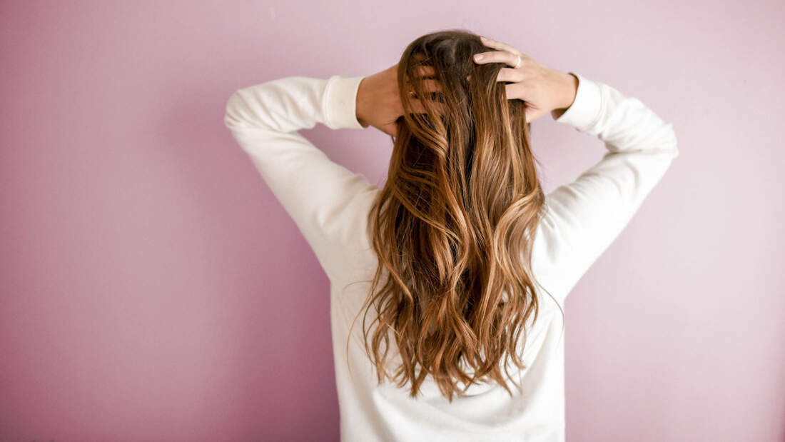 Die besten Tipps gegen fettige Haare