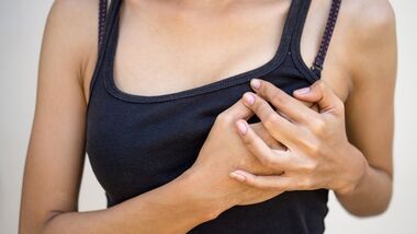 Die meisten Ursachen von Brustschmerzen kannst du selbst beheben