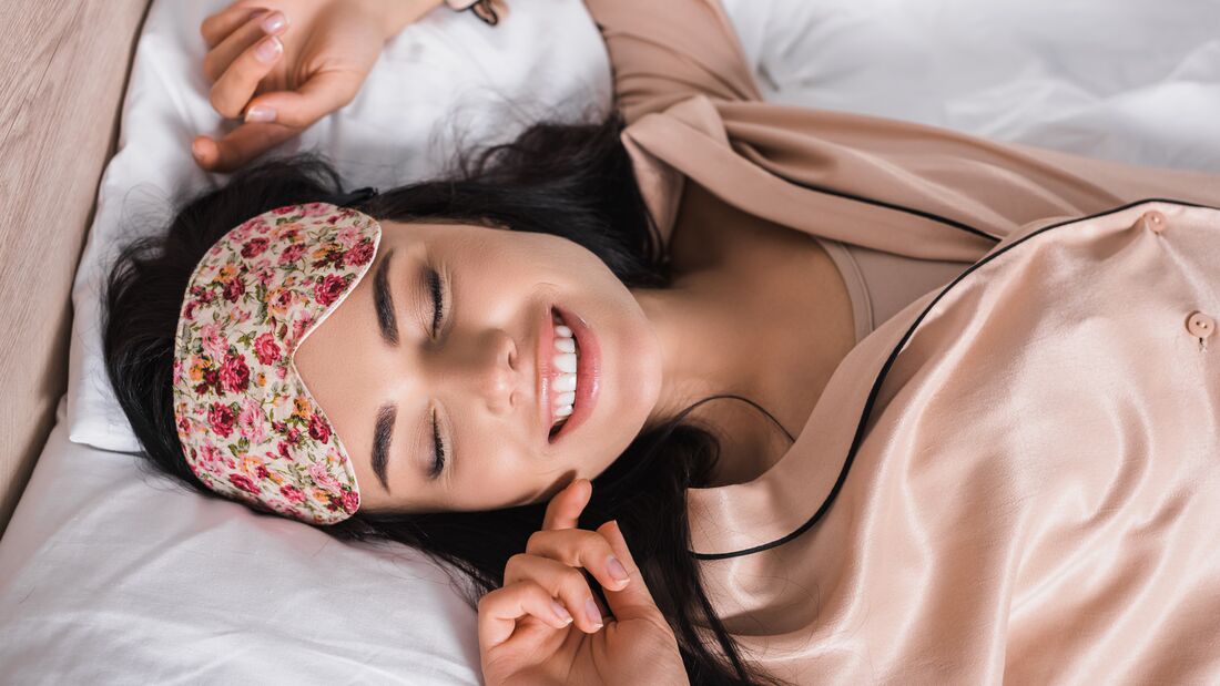 Ein Schlafmaske sorgt für guten Schlaf dank der Ausschüttung des Schlafhormons Melatonin.
