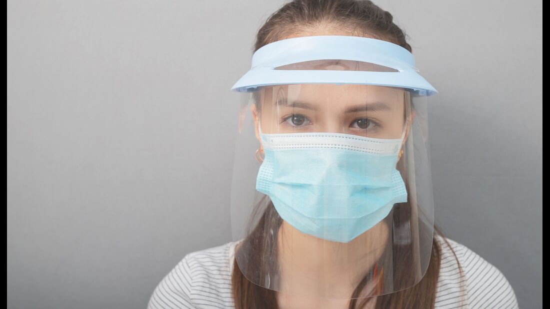 Ein Visier allein, ohne Mund-Nasen-Schutzmaske, schützt ein Visier nicht optimal vor Coronaviren