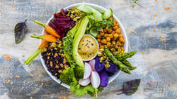 Eine Buddha-Bowl liefert dir viel gesunde Energie