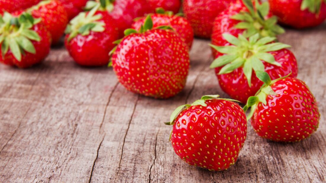 Eine Portion Erdbeeren (100 Gramm) liefert 65 Mikrogramm Folsäure
