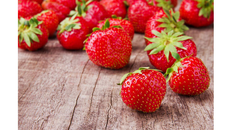 Eine Portion Erdbeeren (100 Gramm) liefert 65 Mikrogramm Folsäure