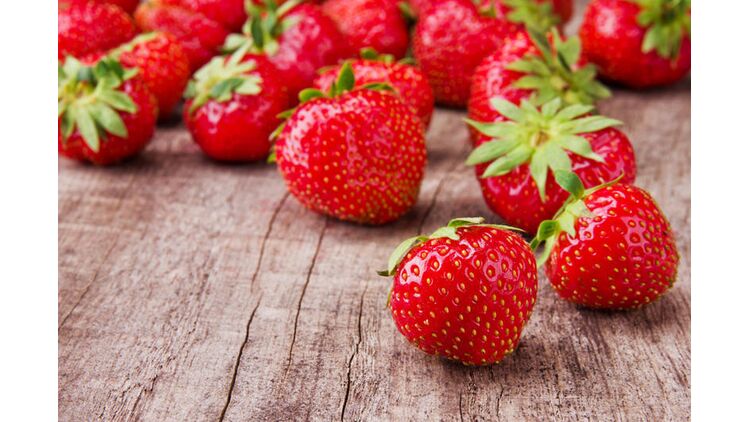 Eine Portion Erdbeeren (150 Gramm) enthält 98 Milligramm Vitamin C
