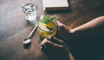 Eine heiße Zitrone mit frischer Minze ist ein klasse Appetitzügler