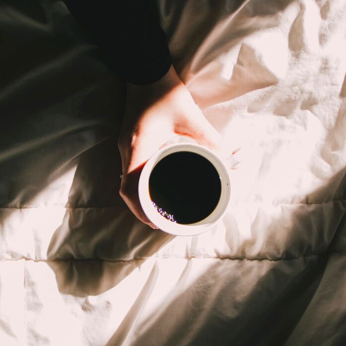 Eine schöne Morgen-Routine: Den ersten Kaffee trinkst du im Bett