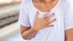 Engegefühl und Druck in der Brust sind oft erste Anzeichen eines Herzinfarktes bei Frauen