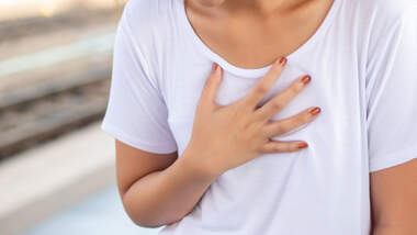 Engegefühl und Druck in der Brust sind oft erste Anzeichen eines Herzinfarktes bei Frauen