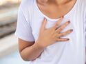 Engegefühl und Druck in der Brust sind oft erste Anzeichen eines Herzinfarktes bei Frauen