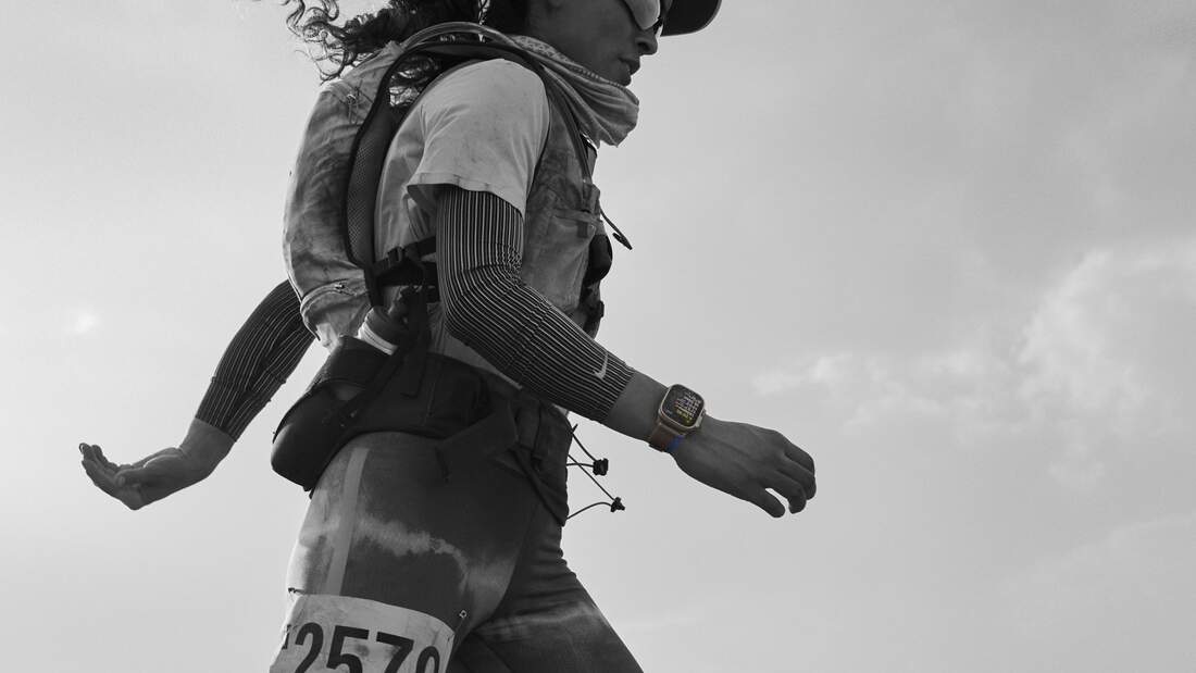 Extremsportlerin läuft mit der neuen Apple Watch Ultra durch die Wüste
