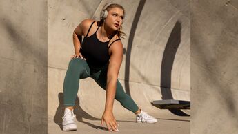 Fitness-Influencerin Sophia Thiel beim Training
