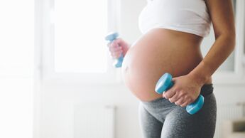 Fitness und Schwangerschaft sind kein Widerspruch, im Gegenteil: Ein trainierter Körper erleichtert die Geburt.