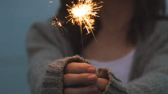 Frau an Silvester