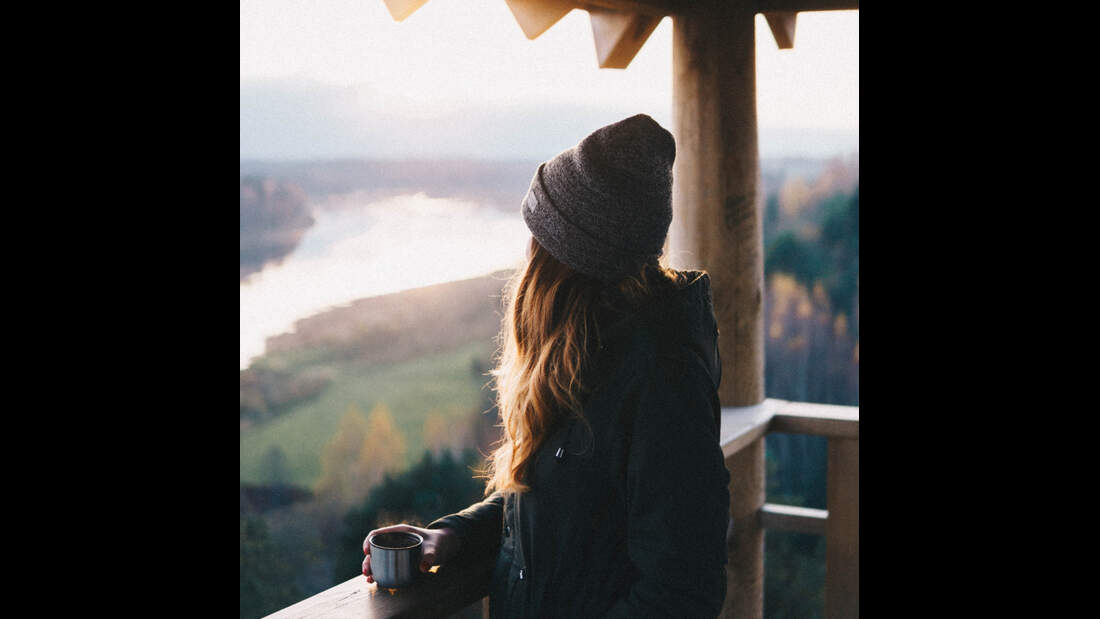 Frau auf Aussichtspunkt