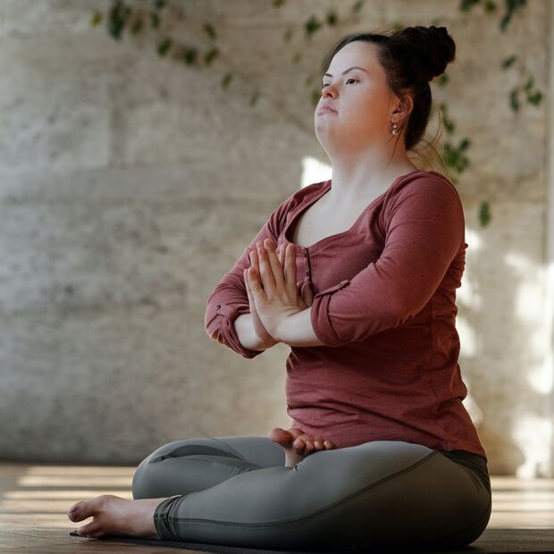 Frau beim Meditieren