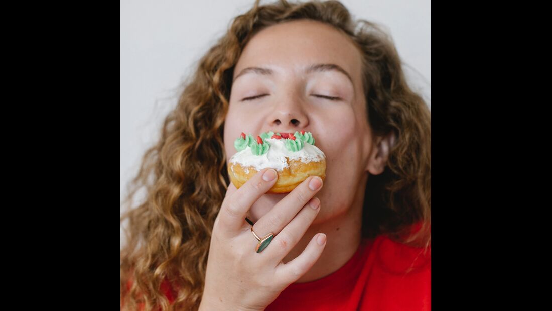 Frau genießt Donut