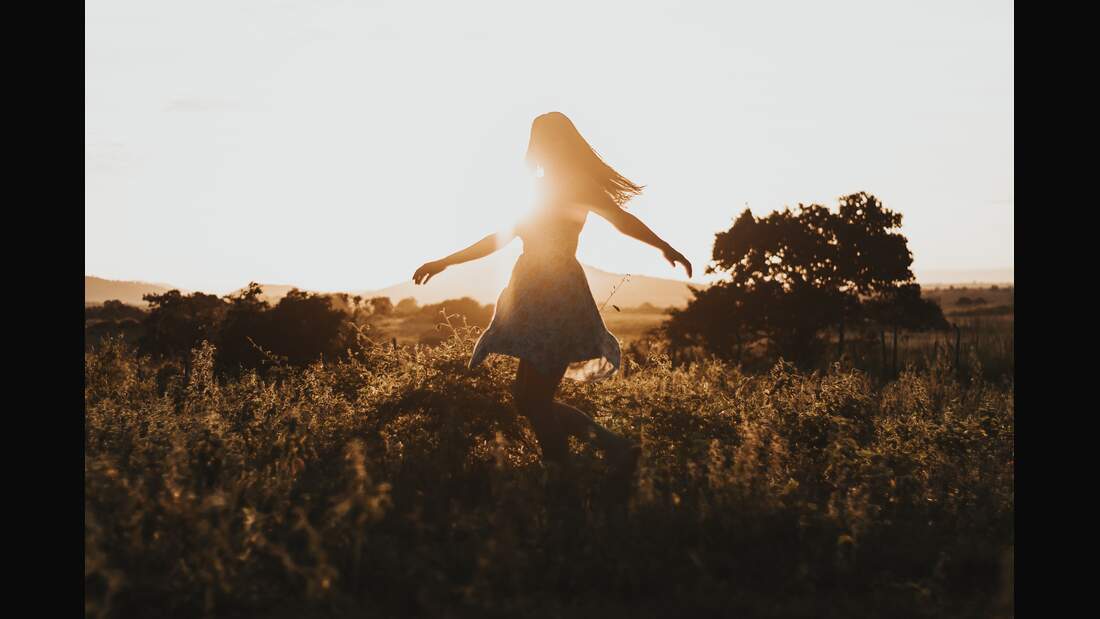 Frau im Sonnenuntergang