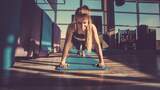 Frau macht Push-up im Gym