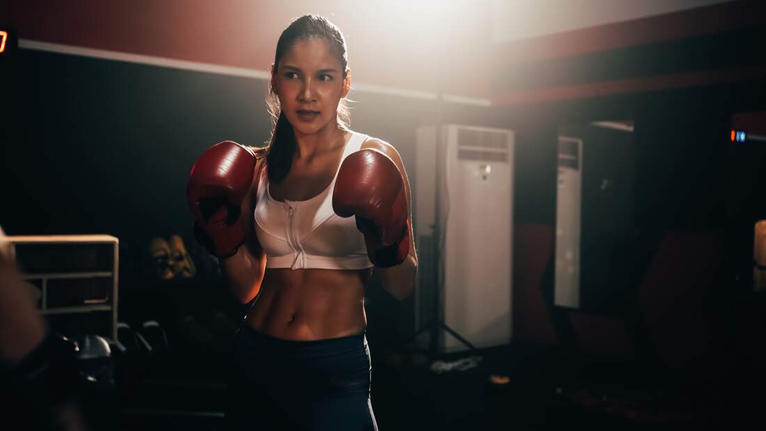 Frau mit Box-Handschuhen im Gym