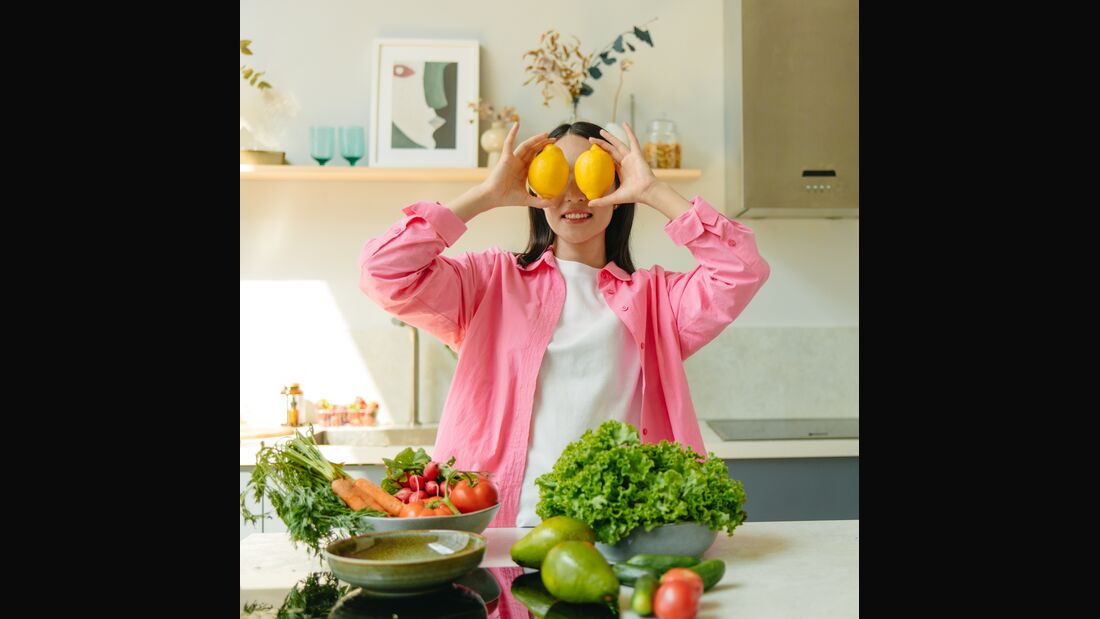 Frau mit buntem Gemüse und Obst