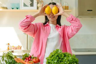 Frau mit buntem Gemüse und Obst