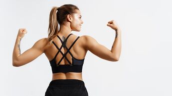 Frau präsentiert ihre starke Rückansicht: Schultern, Arme und Rücken