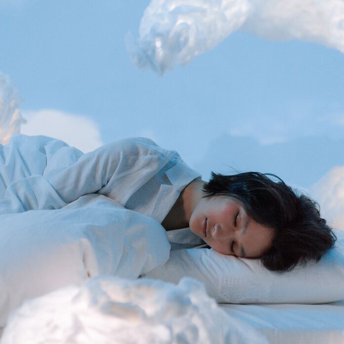 Frau schläft in den Wolken