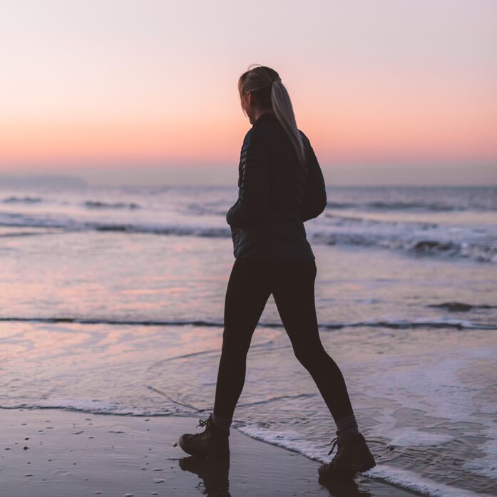 Frau spaziert am Strand