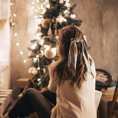 Frau vor Weihnachtsbaum