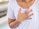 Frauen sterben häufiger am Herzinfarkt als Männer, da die Symptome oft nicht erkannt werden.