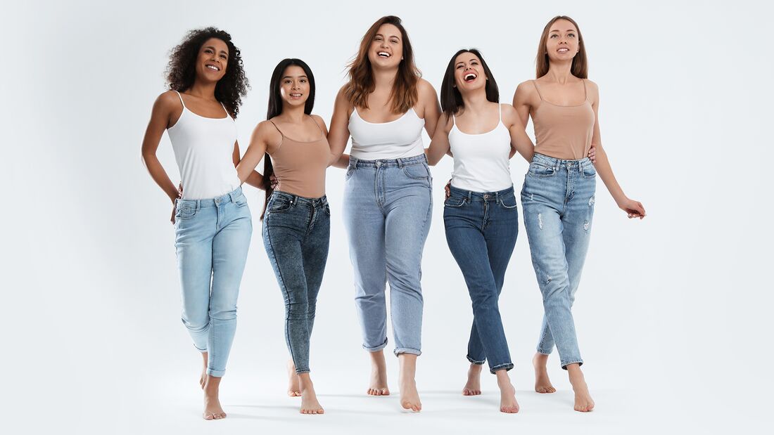 Frauen tragen Jeans