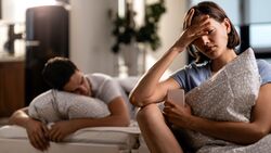 Getrennte Betten können Beziehungen mit Schlafproblemen retten.
