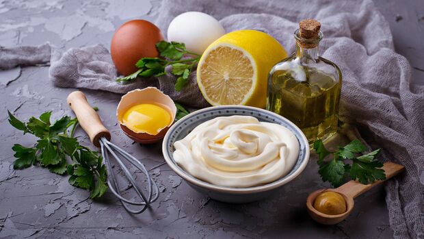 Gute Mayonnaise benötigt nicht viele Zutaten, besonders wichtig ist jedoch das gute Olivenöl