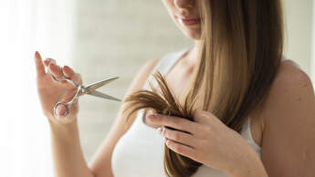 Haare selbst schneiden / Sommer 2023 / Nina Buday Shutterstock