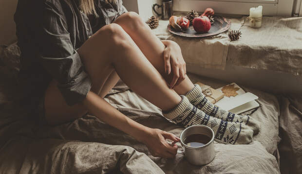 Immer gut bei kalten Füßen: Warme Socken und heißer Tee, am besten mit Ingwer.