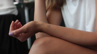 Kleine Tattoos 9 Schone Ideen Und Ihre Bedeutung Women S Health