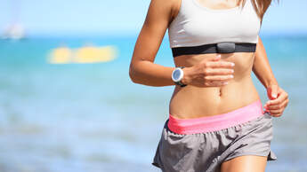Joggen mit einem Pulsgurt zur Herzfrequenzmessung
