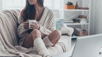 Kakao und Ingwer-Tee helfen bei PMS-Beschwerden