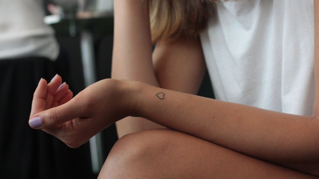 Mädchen mit Tattoos