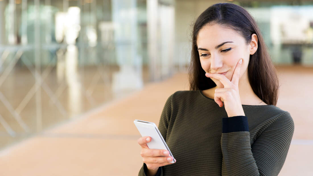 Mann fasst sich ins Gesicht - Covid19